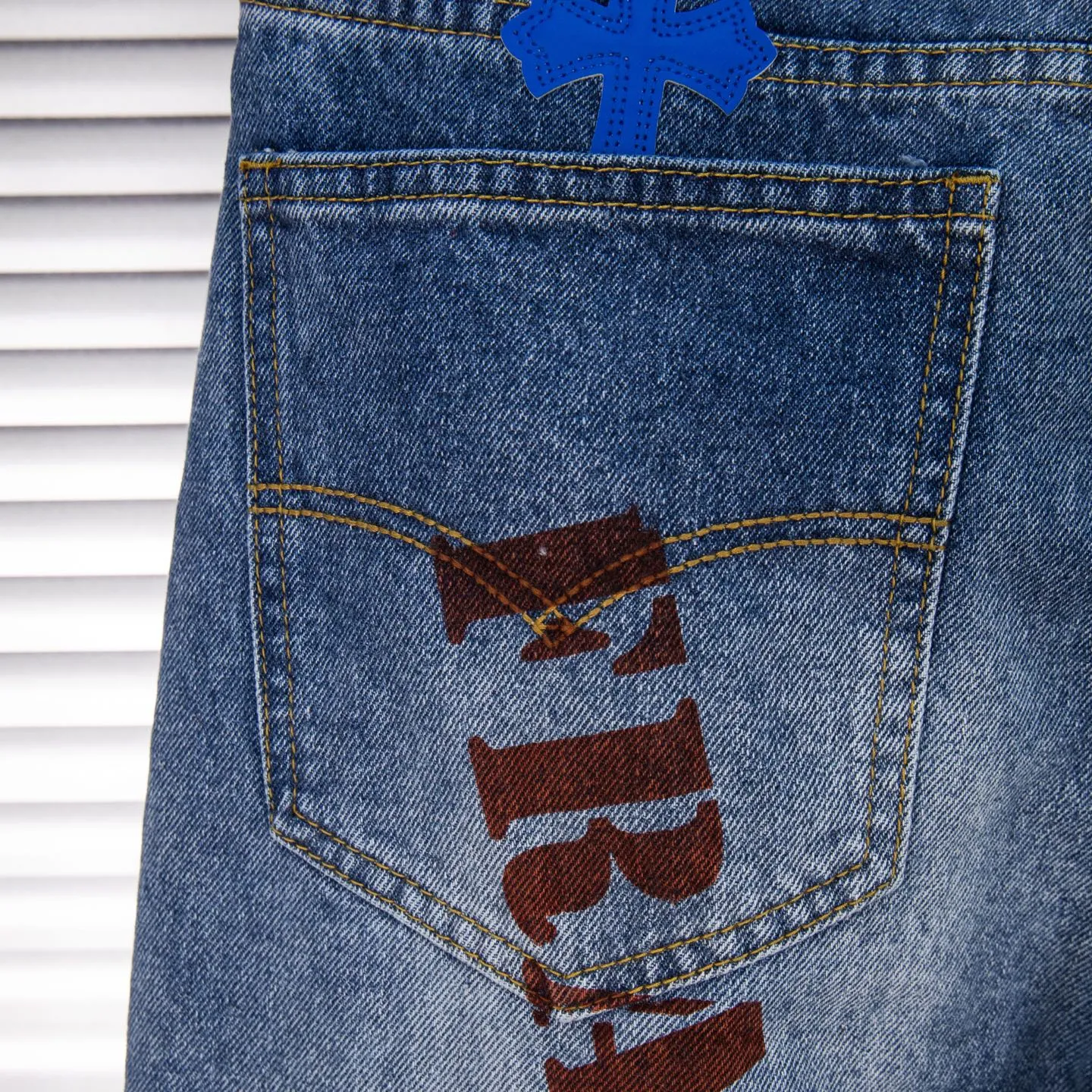 P260 Chrome Hearts washed graffiti blue cross couple jeans are a hot trend this season and are sought after by countless celebrities and fashionistas. The neat details of the cutting process add color to the playful fashion! The neat and meticulous design, and the well-fitting structure is unique. The upper body not only has outstanding recognition, but also looks younger and younger. A style with the ultimate wearing meaning and performance, gorgeous color matching, and the craftsmanship of this style is also extremely extraordinary. After the finished product is washed, it is disassembled and hand-made with sheepskin cross leather and then spliced ​​together to complete. The whole piece has too many craftsmanship to describe. It is decorated with patchwork cross flowers and high-waisted washed jeans! ! Absolutely high-end luxury product, a god-level single product, a super popular product, made by top heavy industry, a magic weapon that cannot be missed to hit the streets. Style number: 1834# Size: 28 30 32 34 Color: blue